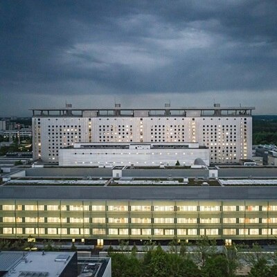 Außenansicht des Operationszentrums OPZ - Klinikum der Universität München am Campus Großhadern, die als Hager-Referenz dient.