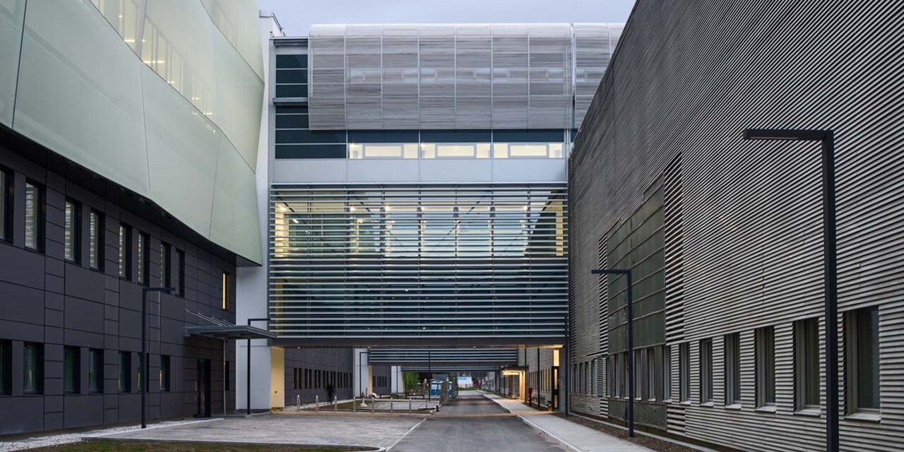 Modernes Geschäftsgebäude mit Glasfassade und externen Metalljalousien