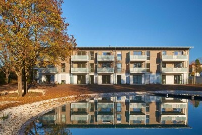 Außenansicht der Seniorenwohnanlage im Kurpark Söcking - Starnberg, Bayern. Eine Hager-Referenz für Assistenztechnik.