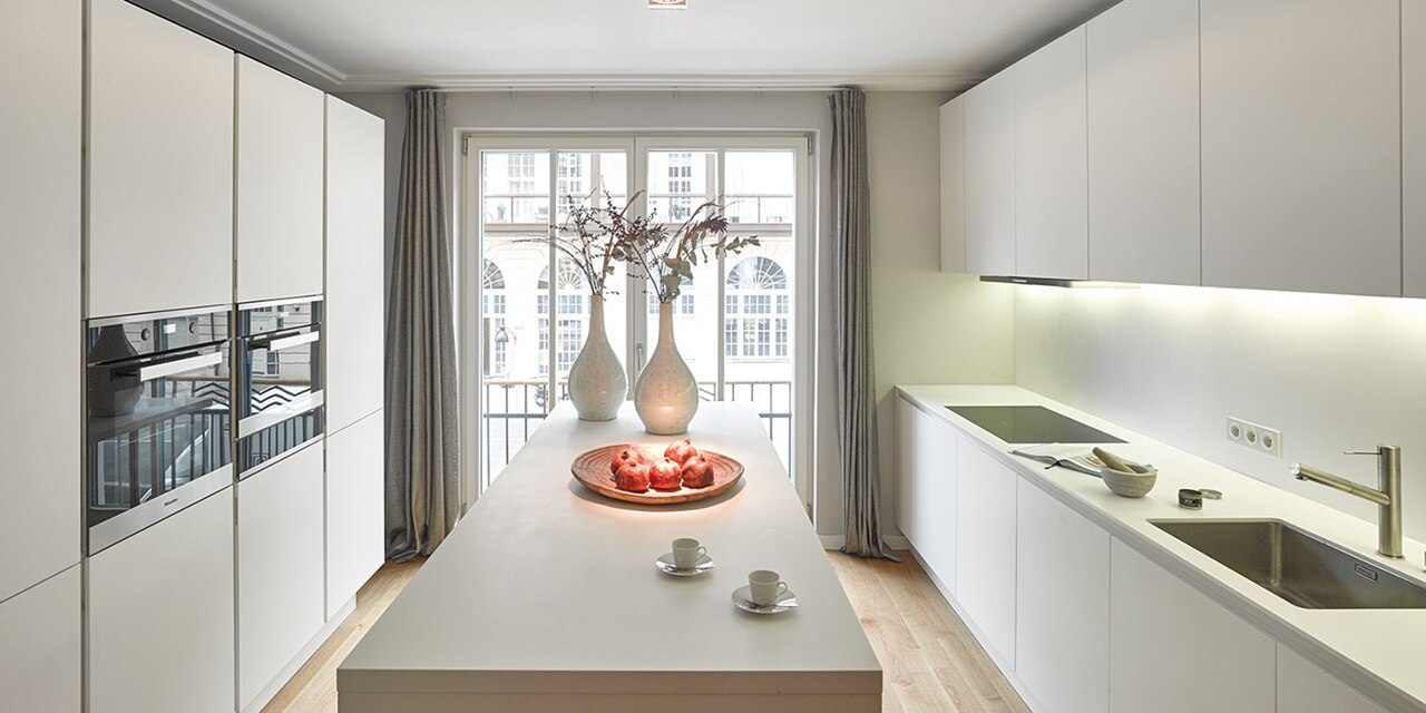 Modernes Kücheninterieur mit Einbaugeräten und LED-Beleuchtung