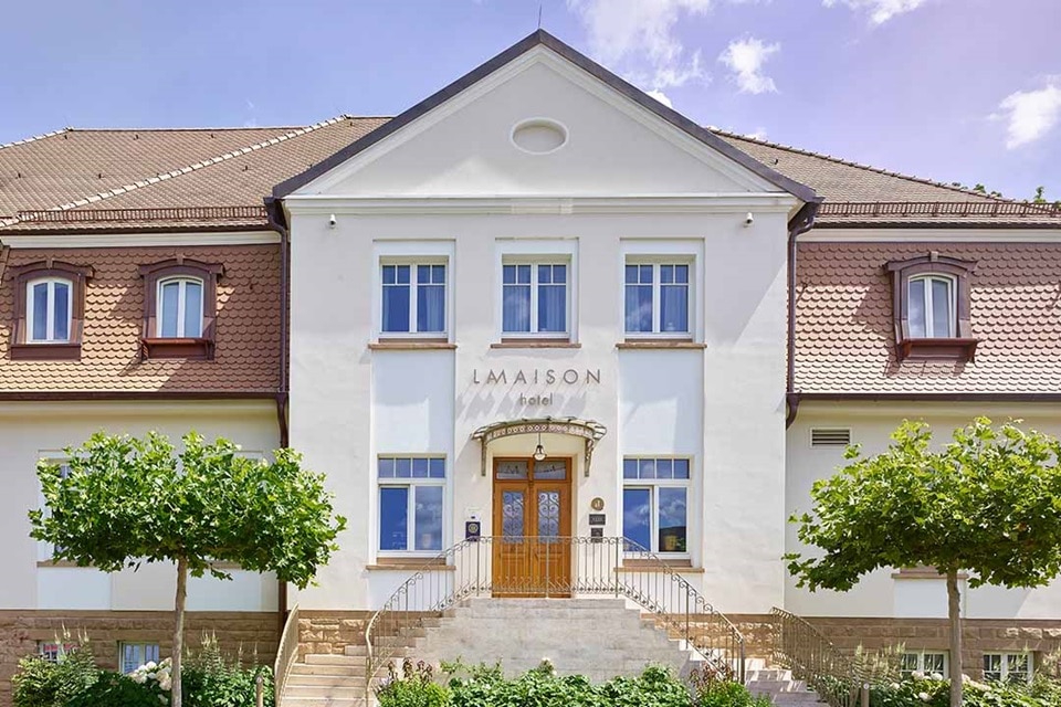 Fassade eines traditionellen Hotelgebäudes mit klarem Himmel
