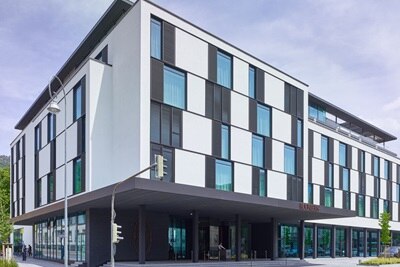 Moderne Unternehmensfassade mit Glasfenstern und Hager-Beschilderung