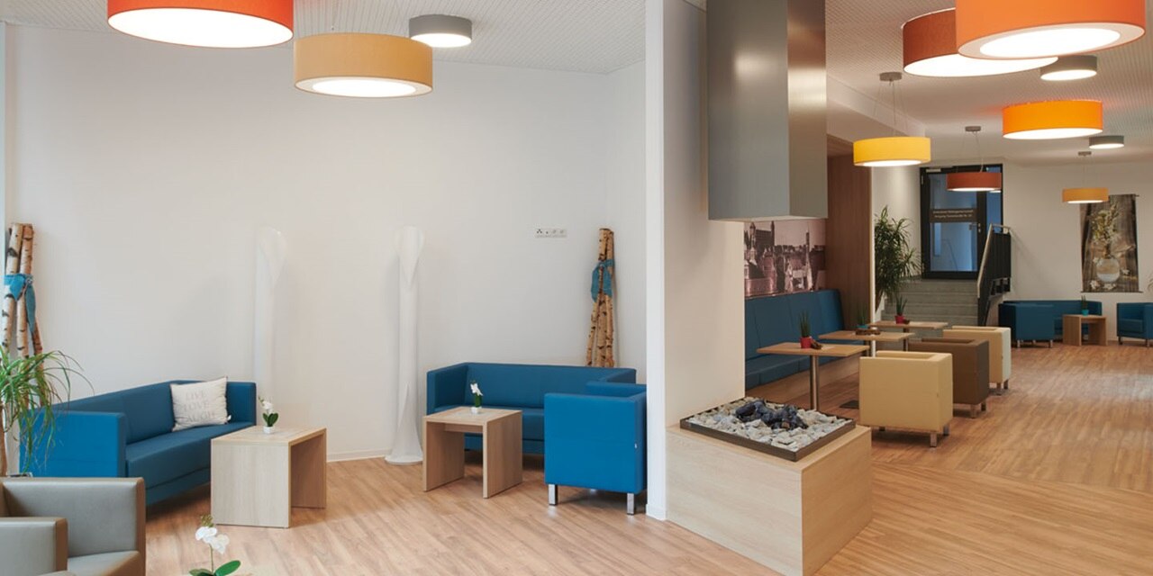 Modernes Wartezimmer-Interieur mit stilvollen Pendelleuchten und bequemen Sitzmöglichkeiten