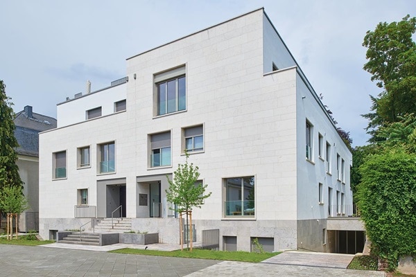 Außenansicht der Villa HOMES des frankfurter Architektenbüros cma cyrus moser architekten, als Wohnbau-Referenz von Hager.