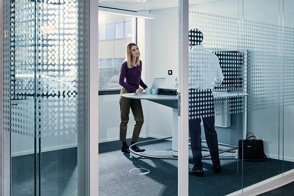 Besprehung von zwei Mitarbeitern in einem Besprechungsraum