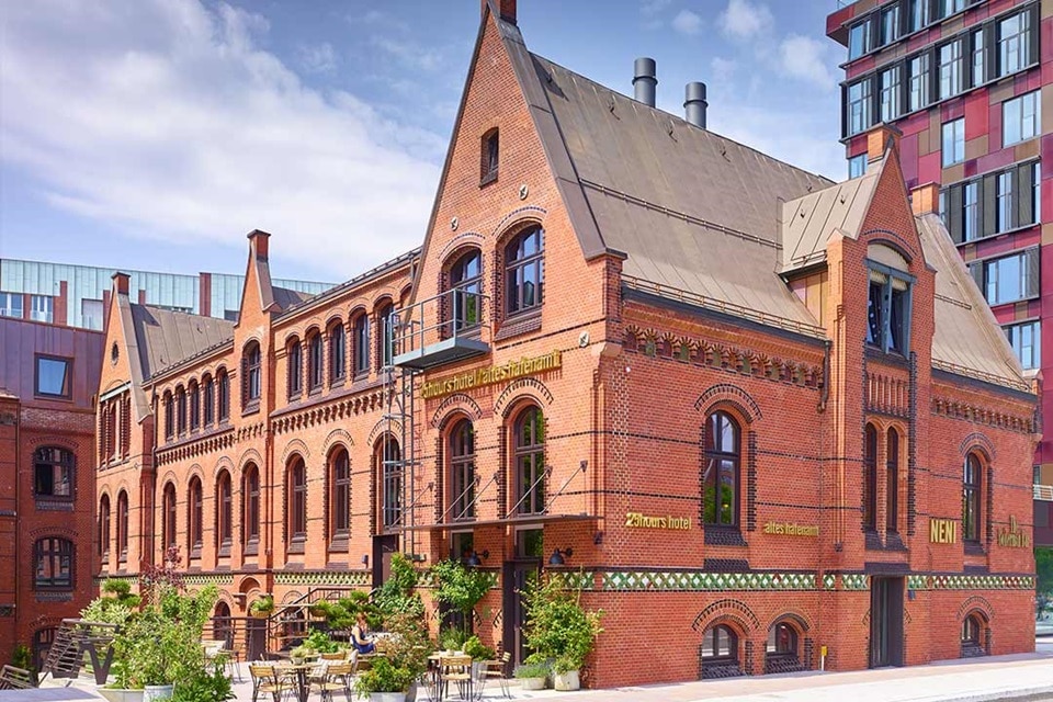 Ziegelfassade eines Gebäudes im traditionellen Architekturstil mit Außenbestuhlung in Deutschland
