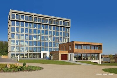 Außenansicht des Verwaltungs- und Ausstellungsgebäude des Fertighausherstellers KAMPA in Aalen-Waldhausen