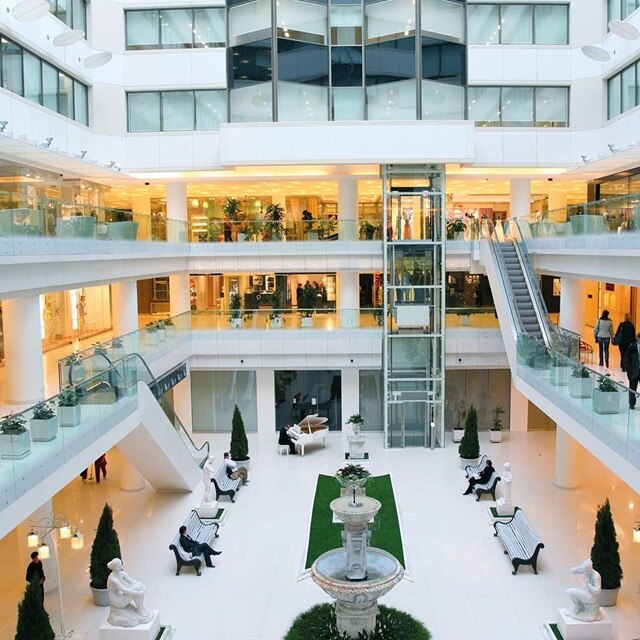 Moderne Shopping Mall, die als Sinnbild für eine Hager-Referenz dient.