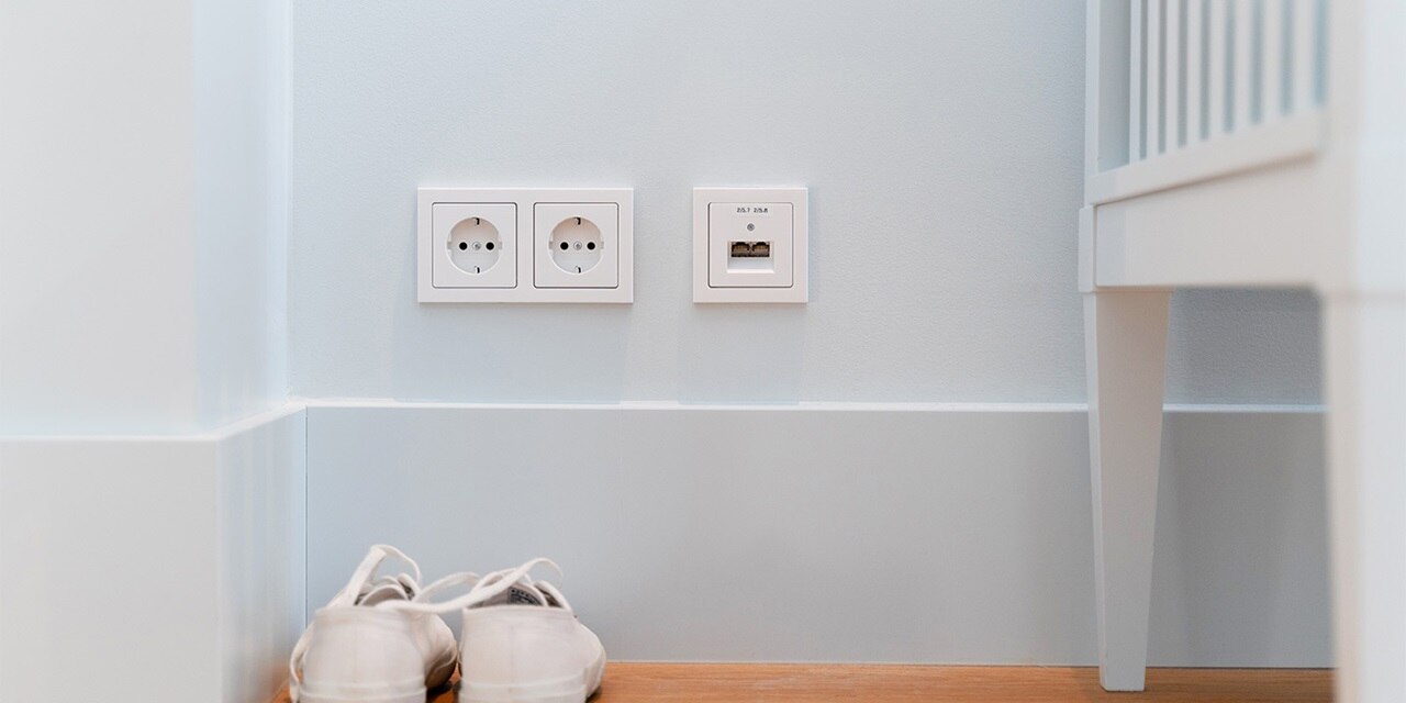 Europäische Steckdosen und Datendose an einer Wand in modernem Interieur