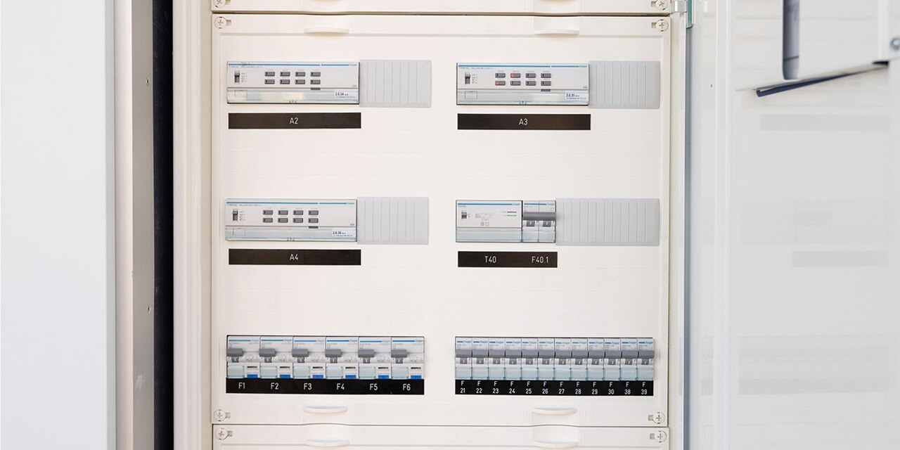 Elektroverteilungstafel mit Sicherungsautomaten und Beschriftung in einem Gewerbegebäude