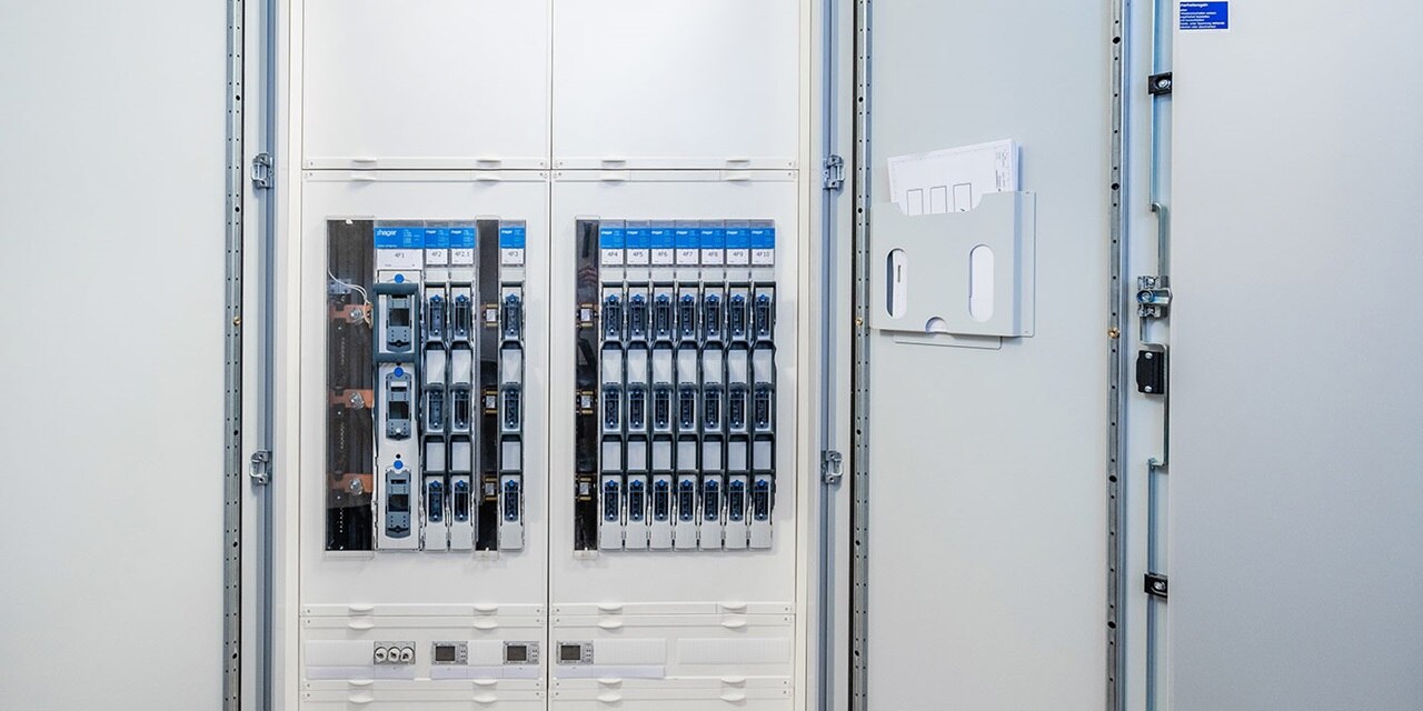 Elektroschalttafel mit Hager-Marken-Leitungsschutzschaltern in industrieller Umgebung