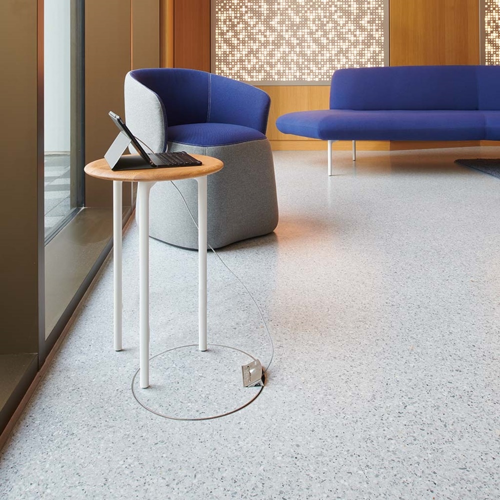 Hotelfoyer mit Hager Leitungsauslass im Fußboden zum dazugehörigen Bodendesign.