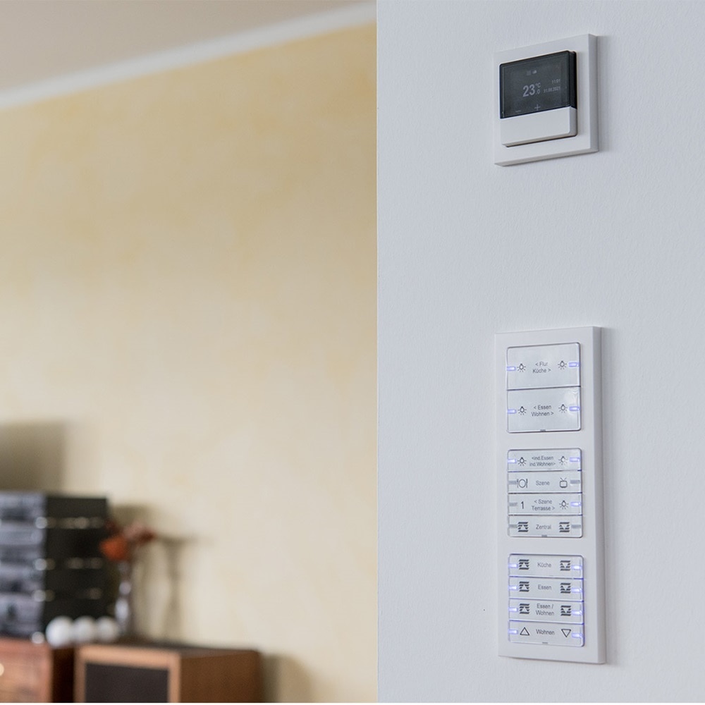 Smarte KNX-Taster in der Berker Designlinie Q.3 erlauben die Steuerung von Beleuchtung, Jalousien oder ganzer Szenarien im Flur, in der Küche oder auf der Terrasse.