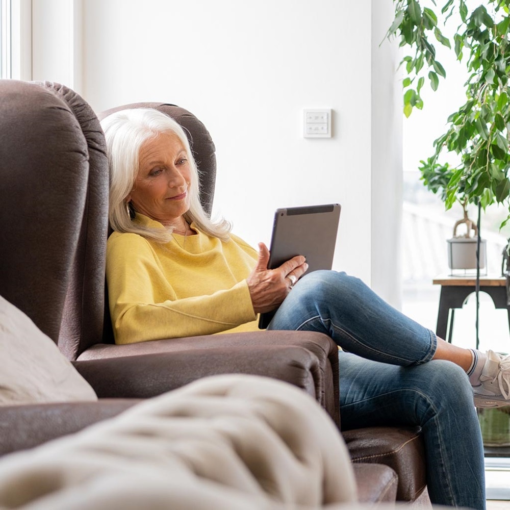 Diese Mieterin kann ihre smarte Wohnung mit Tastern oder per Tablet steuern.