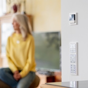 Frontansicht Berker Q.3 KNX-Taster an der Wand der smarten Mietwohnungen "Am Sonnenbühl" in Bad Dürrheim.