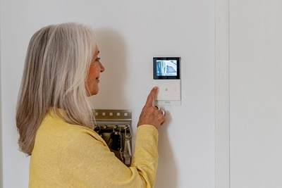 Elcom Video-Innenstation in demselben Design wie die smarten KNX-Taster, Sensoren und Steckdosen des Berker Rahmenprogramms Q.3