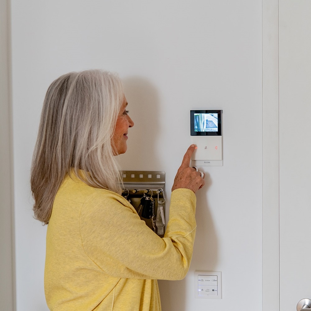 Elcom Video-Innenstation in demselben Design wie die smarten KNX-Taster, Sensoren und Steckdosen des Berker Rahmenprogramms Q.3