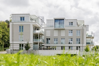 Modernes Wohngebäude mit Balkonen und großen Fenstern, Potenzial für intelligente Hausautomatisierungssysteme