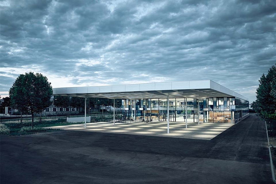 Außenansicht eines modernen Gewerbegebäudes bei bedecktem Himmel