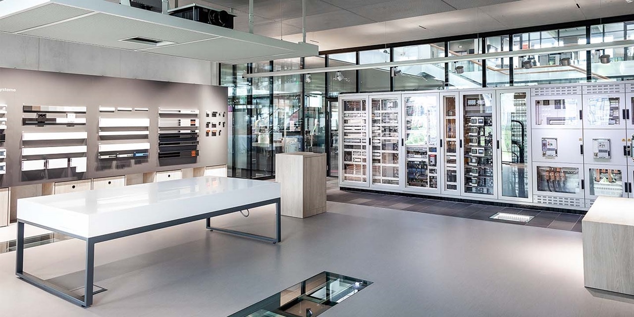 Moderner Elektroshowroom mit Ausstellung von Produkten für die elektrische Verteilung und Automatisierung, einschließlich Leitungsschutzschaltern und Steuerungssystemen