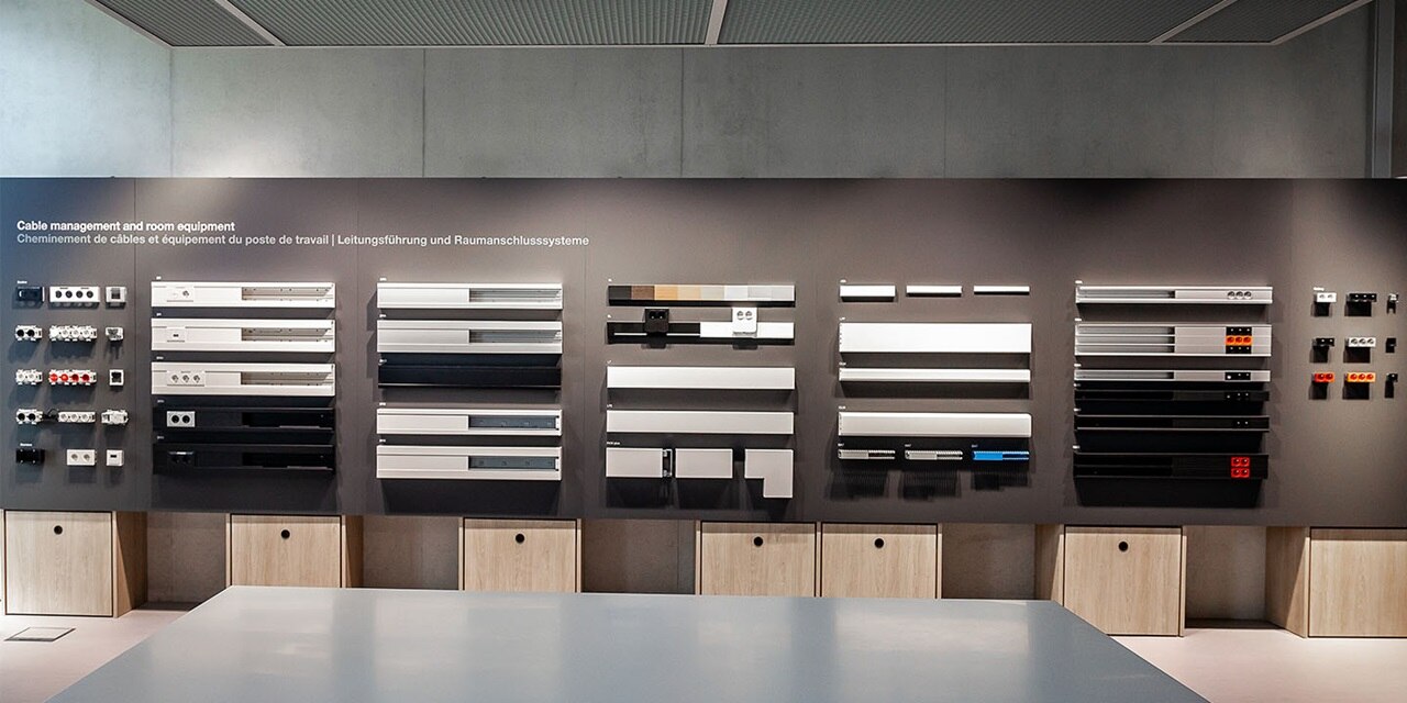 Ausstellung von Kabelmanagement- und Raumausrüstungssystemen, einschließlich Kabelkanälen, Installationsmaterial und Stromverteilungseinheiten