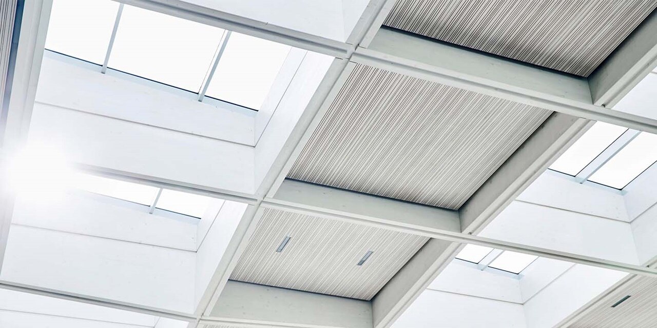 Moderne Industriedecke mit Oberlichtern und isolierten Paneelen