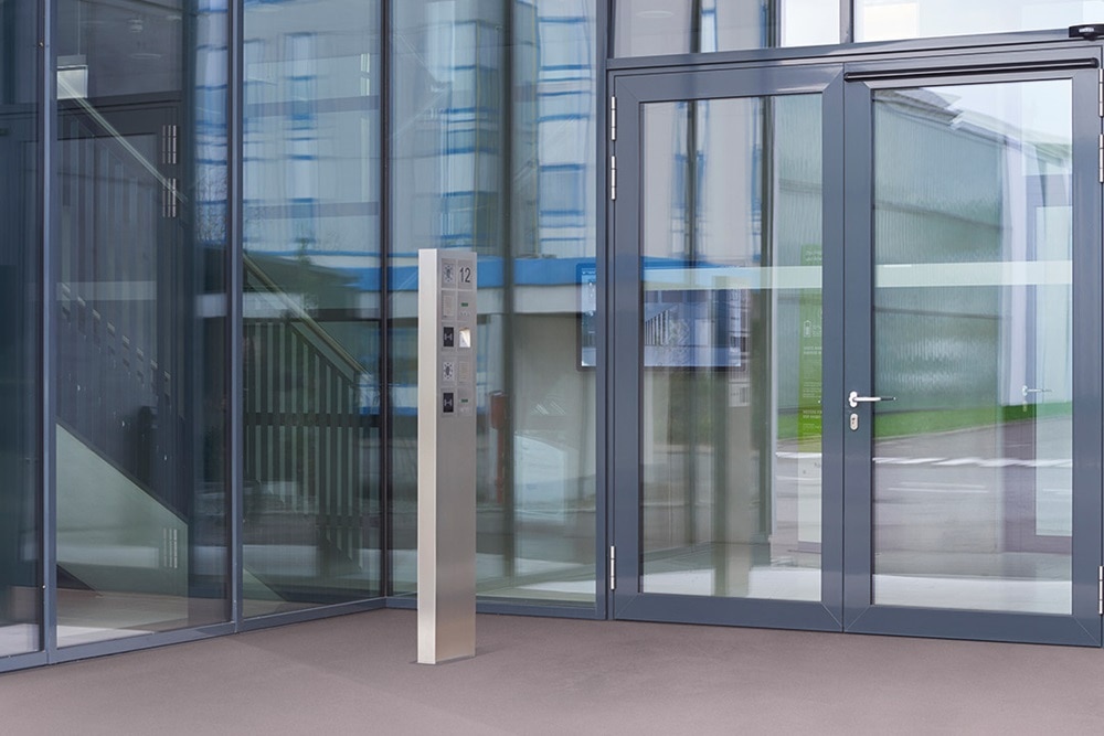 elcom Türkommunikation vor der Glasfront eines Gebäudes