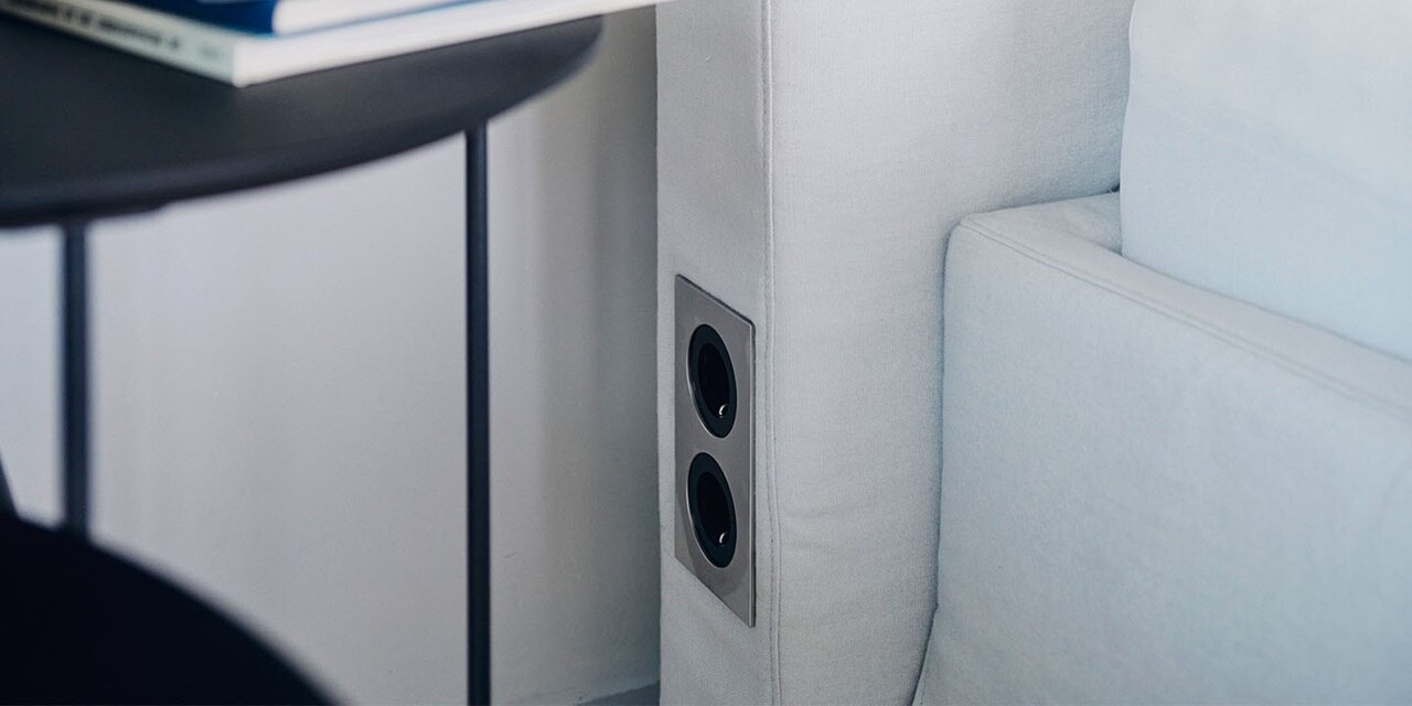 Modern eingebaute Wandsteckdose in minimalistischem Interieur
