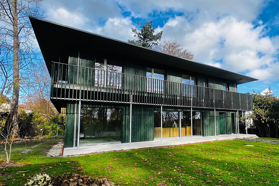 Seitenwinkel-Ansicht des Hauses am Ammersse mit dem flow Energiemanagement inklusive notstromfähigem Energiespeicher und PV-Wallbox