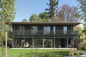 Das Haus am Ammersee mit dem flow Energiemanagement inklusive notstromfähigem Energiespeicher und PV-Wallbox ist von einer Expertenjury zu einem der besten Einfamilienhäuser 2024 ausgewählt worden. 