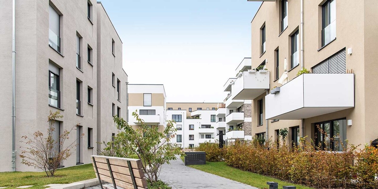 Moderne Wohnanlage mit Balkonen und grüner Hofanlage