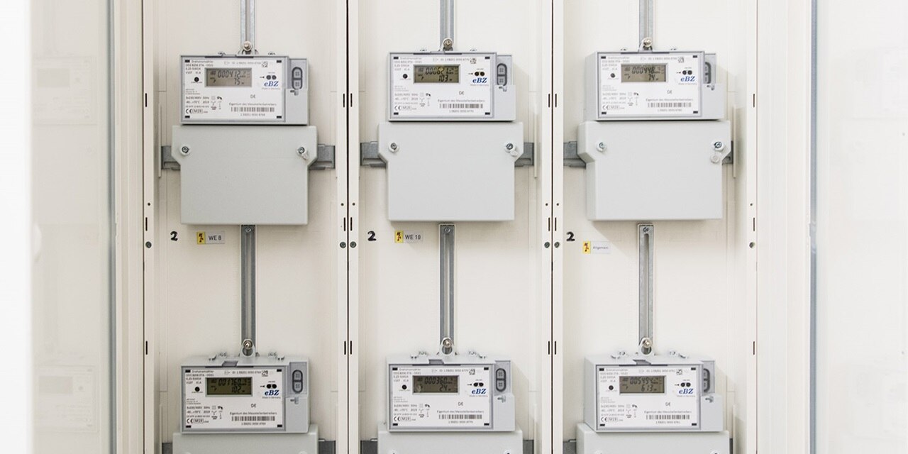 Reihe von elektrischen Energiezählern in einem Verteilerkasten