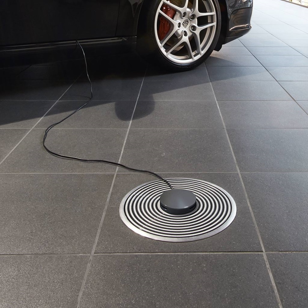 Hager Bodeninstallationssystem im Porsche Zentrum Hannover. Tubus-Leitungsauslass.