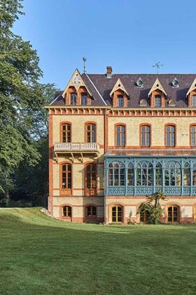 Frontansicht des Referenzprojeks Schloss Düneck