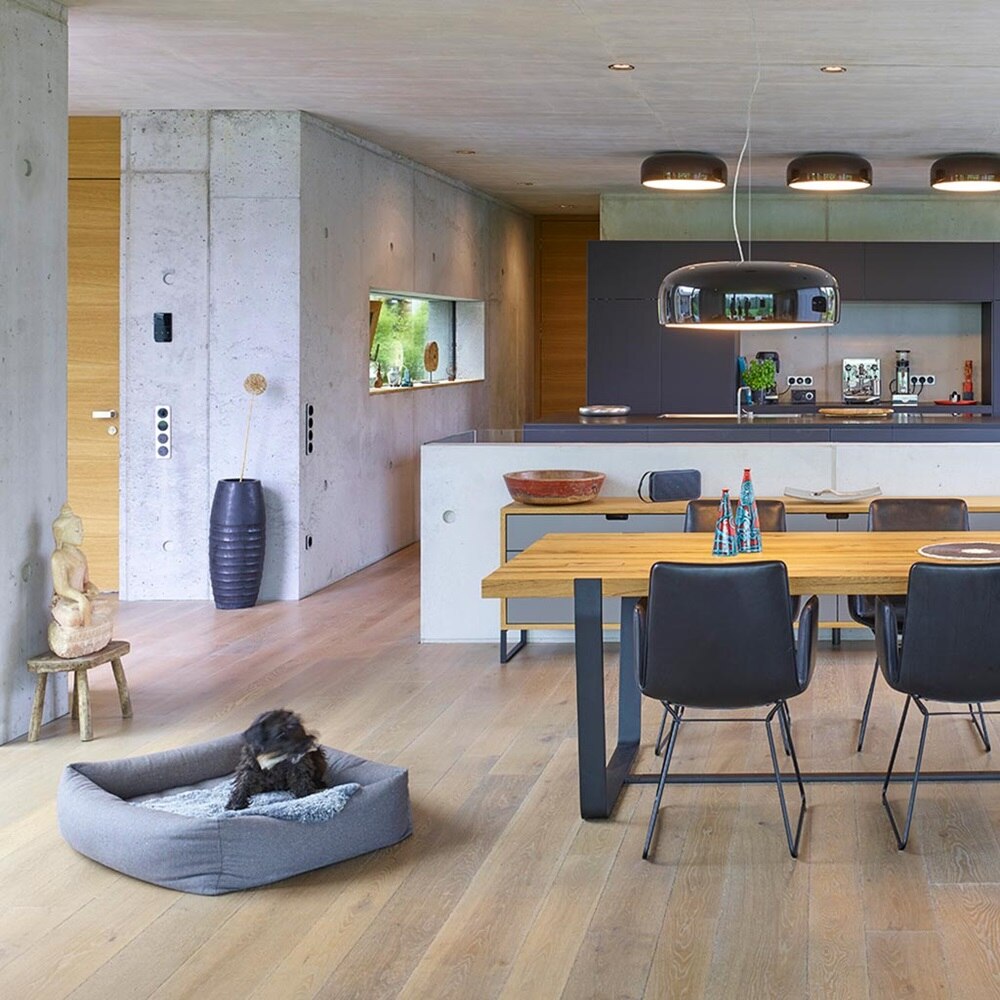 Einblick in den Essbereich des Wohnhauses Bechtle in Heilbronn, die als Hager-Referenz dient.