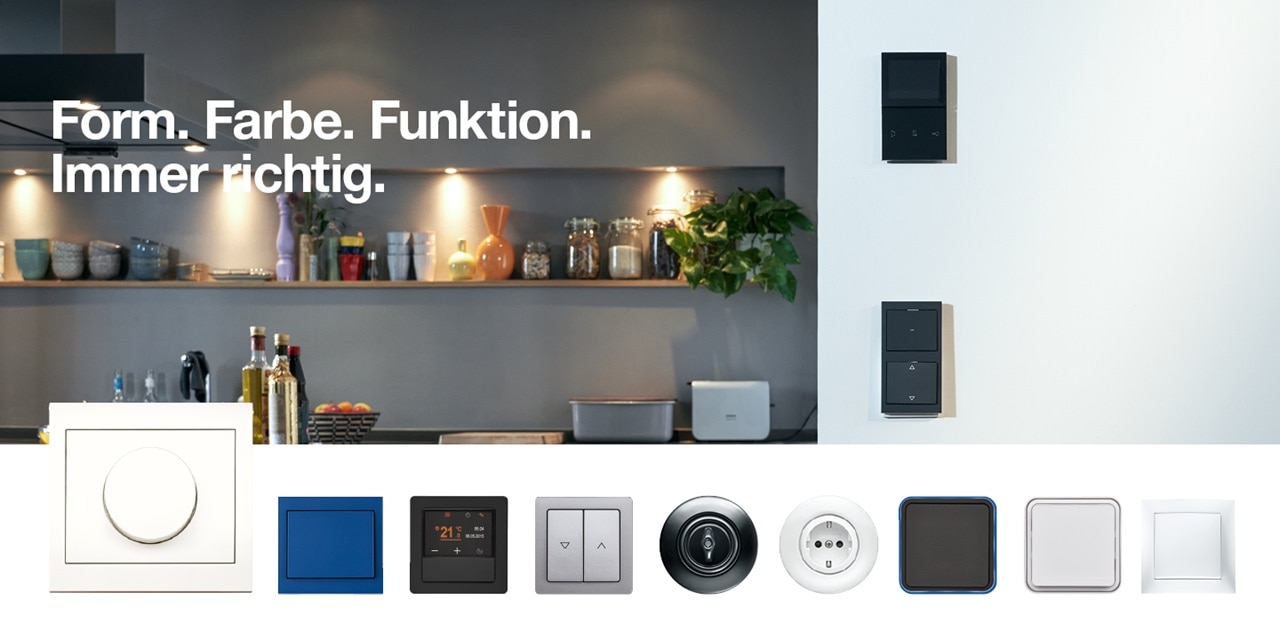 Moderne Küchenumgebung mit Hager-Elektroschaltern und -systemen in verschiedenen Designstilen für die intelligente Haussteuerung
