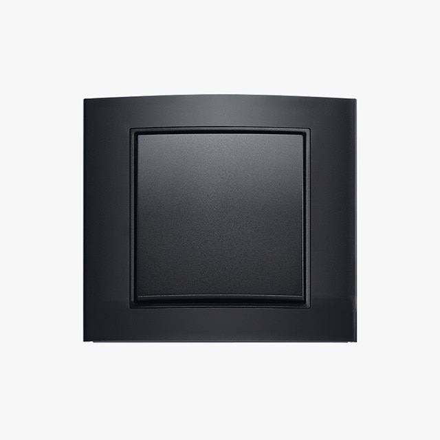 Schwarzer quadratischer elektrischer Wandschalter mit einem einfachen Design isoliert auf weißem Hintergrund