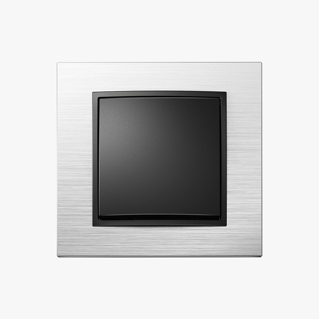 Moderner schwarzer quadratischer Lichtschalter auf einer silbernen gebürsteten Metall-Wandplatte
