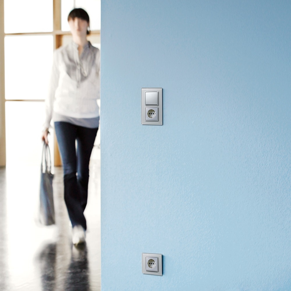 Beispiel einer Installation Berker B.7 Lichtschalter 1-fach mit Wippe und Steckdose und Rahmen aus Aluminium