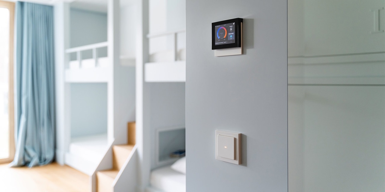 Modernes Wohninterieur mit an der Wand montiertem Smart-Control-Panel und Lichtschalter