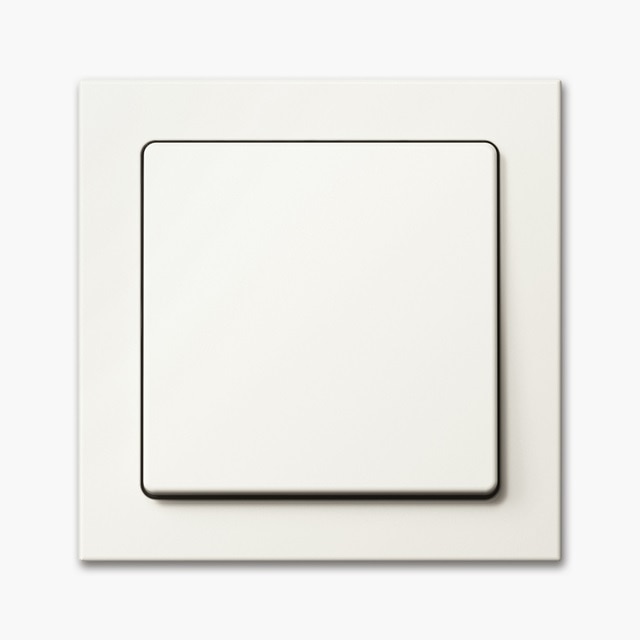 Weißer quadratischer Lichtschalter auf einer weißen Wandplatte