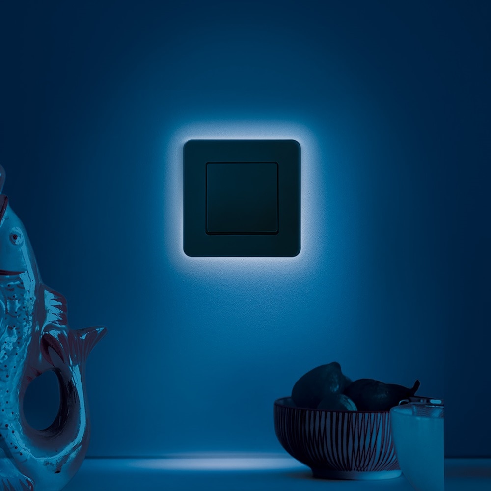 Beispiel einer Installation Berker Q.7 Lichtschalter mit 1-fach Wippe und Rahmen mit abgerundeten Ecken sowie LED-Corona in Schwarz auf Wand
