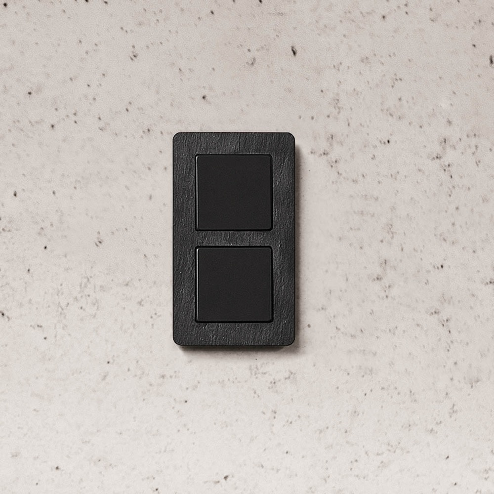 Beispiel einer Installation Berker Q.7 2-fach Lichtschalter mit 1-fach Wippe in Schwarz und Rahmen in Natursteinoptik/Schiefersteinoptik auf marmorierter Wand