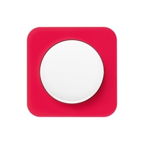 Frontalansicht Berker R.1 Lichtschalter mit rundem Taster in Weiß und Rahmen mit abgerundeten Ecken in Rot aus Acryl