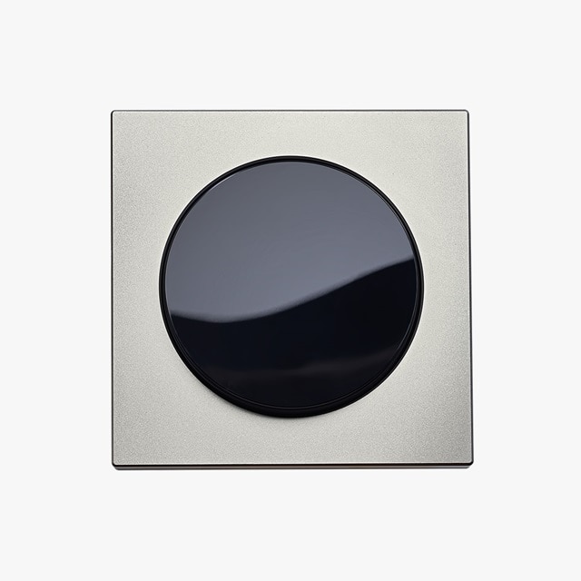 Moderner schwarzer intelligenter Lichtschalter mit silbernem Rahmen auf weißem Hintergrund