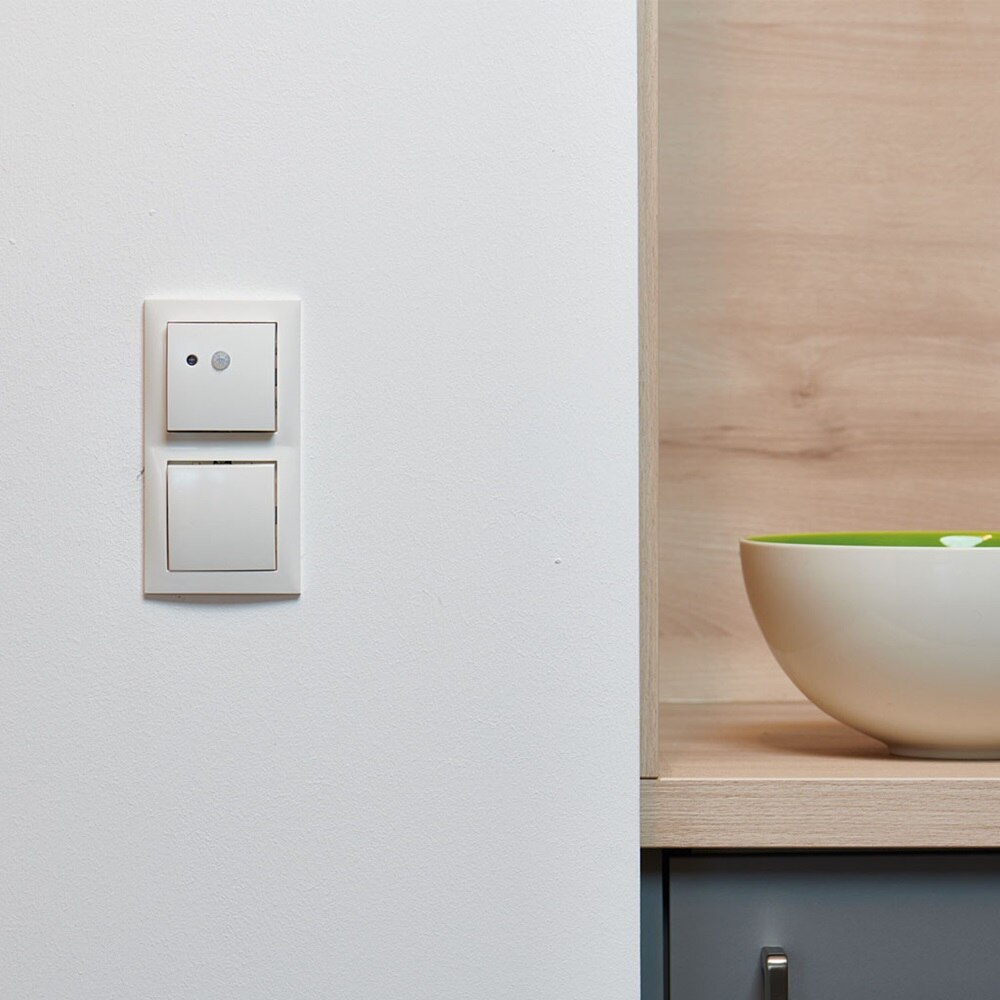 Beispiel einer Installation Berker S.1 Lichtschalter mit Betriebs-LED und 2-fach Rahmen in Weiß auf weißer Wand