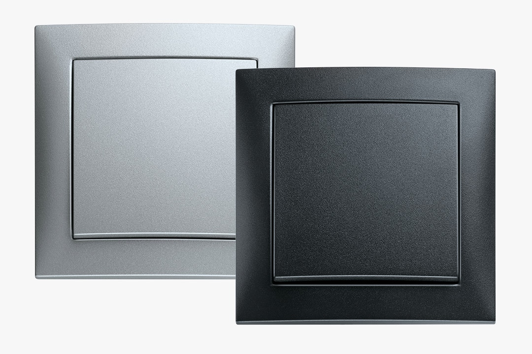 Frontalansicht mit Gegenüberstellung Berker S.1 Lichtschalter mit Rahmen aus Aluminium und in Schwarz