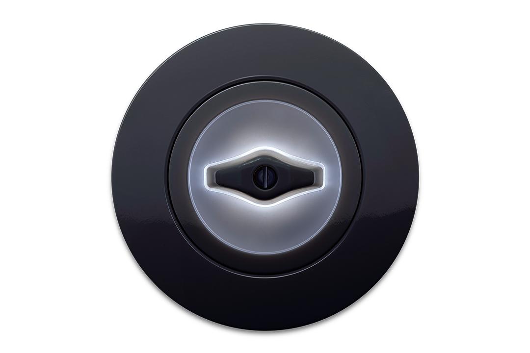 Frontalansicht Berker Serie 1930 Retro-Lichtschalter mit kaltweiß beleuchtetem Knebel (Orientierungslicht) und Abdeckplatte in Schwarz