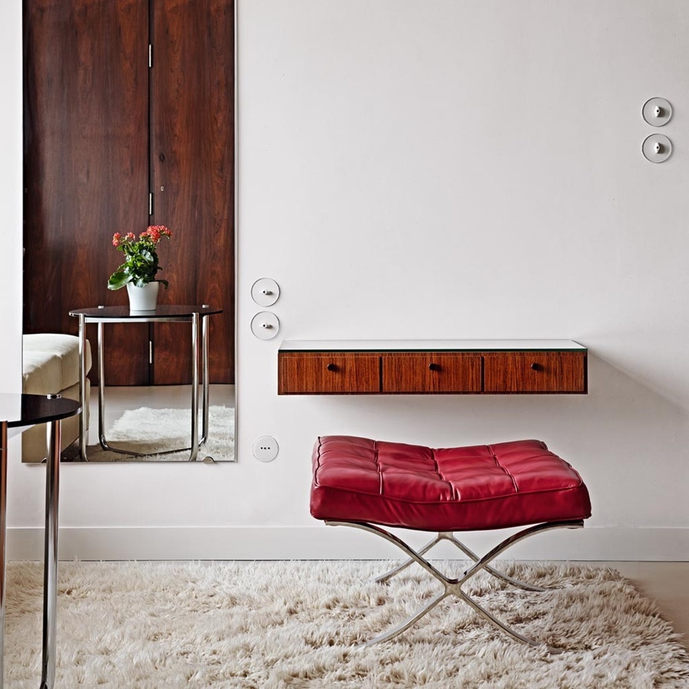 Beispiel einer Installation Berker Serie Glas Lichtschalter mit weißem Knebel und Abdeckplatten in Weiß auf weißer Wand in Schlafzimmer