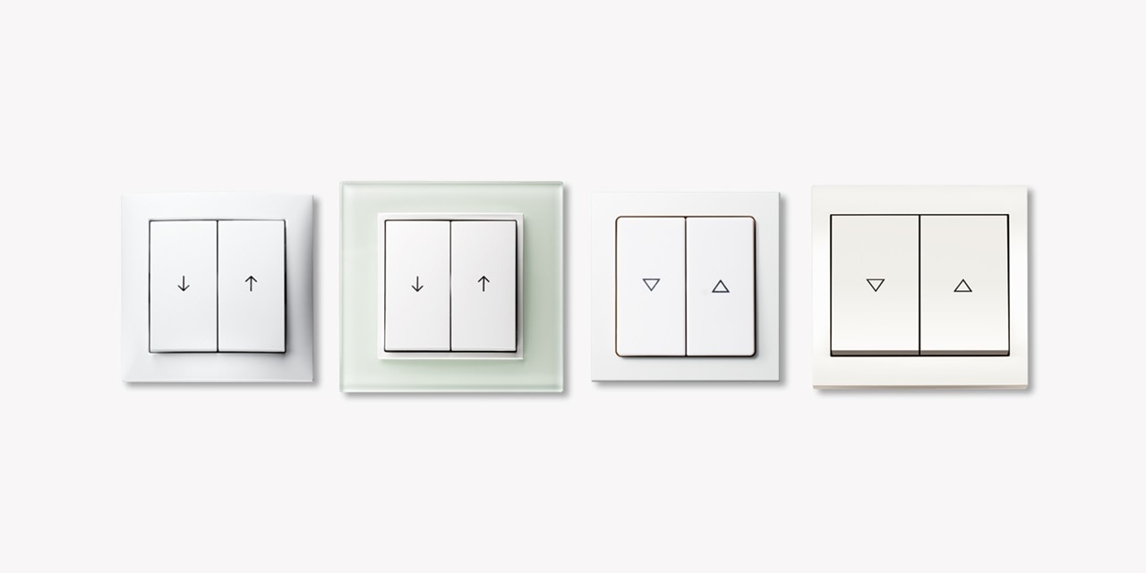 Sortiment moderner Lichtschalter mit unterschiedlichen Farben der Abdeckplatten und Anordnungen der Schaltknöpfe für die Hausautomation